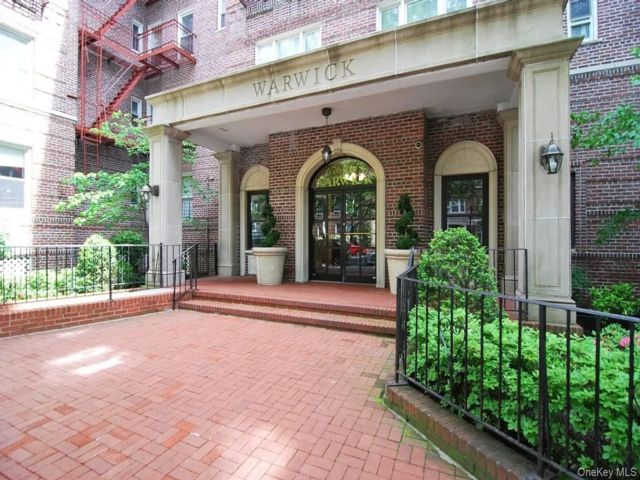  1 BR,  1.00 BTH &nbsp;Other style home in Jackson Heights