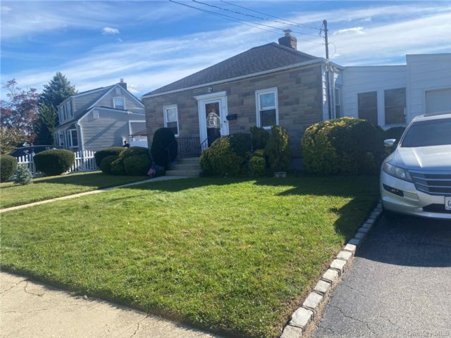  2 BR,  1.00 BTH &nbsp;Ranch style home in Farmingdale