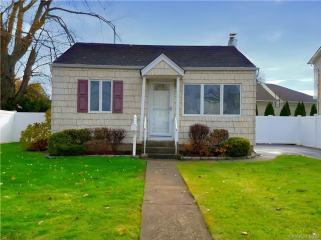 [West Babylon Real Estate, listing number 7233295]