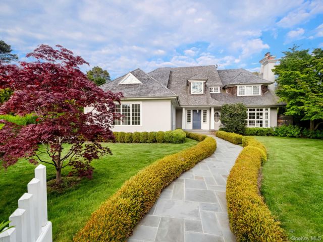  6 BR,  7.00 BTH &nbsp;Post modern style home in East Hampton