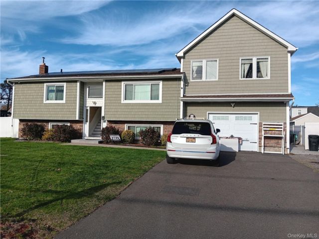  3 BR,  1.00 BTH &nbsp;Hi ranch style home in West Babylon