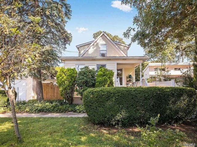  3 BR,  2.00 BTH &nbsp;Cape cod style home in Babylon