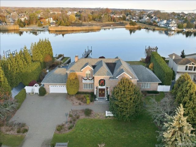  4 BR,  6.00 BTH &nbsp;Colonial style home in Babylon