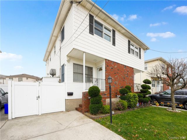  3 BR,  3.00 BTH &nbsp;Other style home in Elm Park