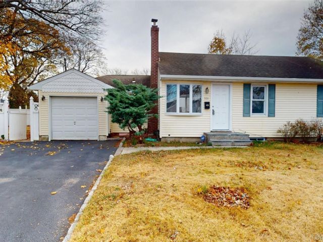  3 BR,  3.00 BTH &nbsp;Ranch style home in Deer Park