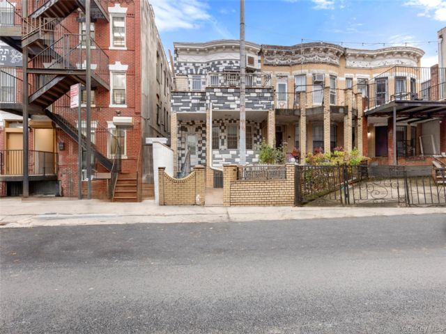  5 BR,  2.00 BTH &nbsp;House style home in Boro Park