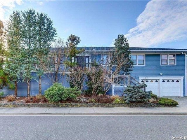  6 BR,  4.00 BTH &nbsp;Colonial style home in Lido Beach