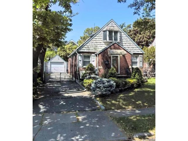  4 BR,  2.00 BTH &nbsp;Cape cod style home in Bayside