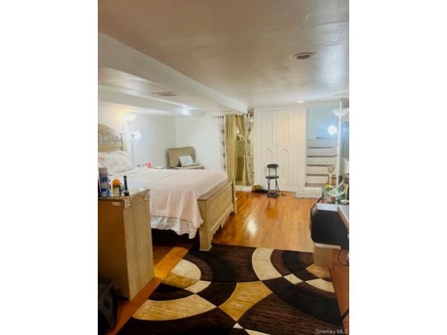  3 BR,  1.00 BTH &nbsp;Colonial style home in Jamaica