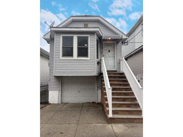  2 BR,  1.00 BTH &nbsp;Raised ranch style home in Howard Beach