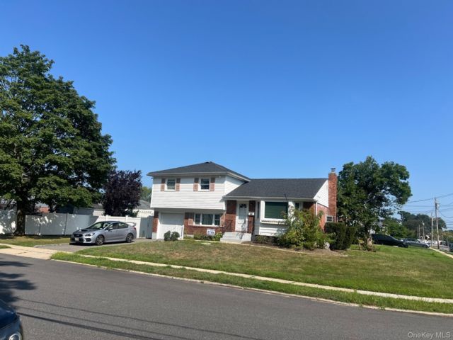  4 BR,  2.00 BTH &nbsp;Split level style home in North Babylon