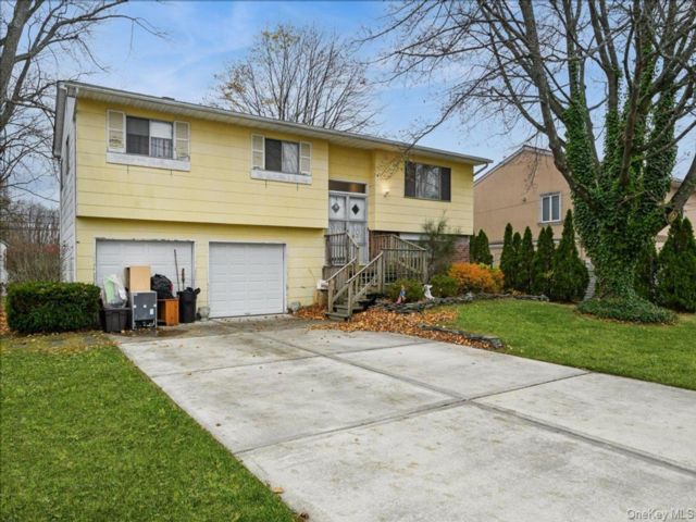  4 BR,  2.00 BTH &nbsp;Hi ranch style home in Bethpage