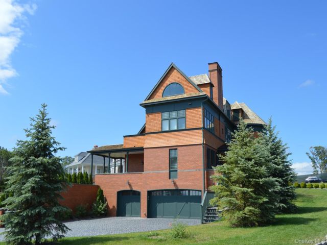  6 BR,  7.00 BTH &nbsp;Mini estate style home in Riverdale