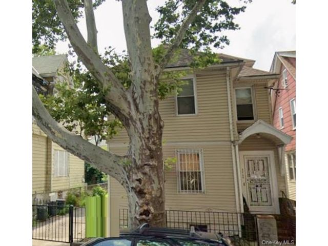  6 BR,  4.00 BTH &nbsp;House style home in Woodside