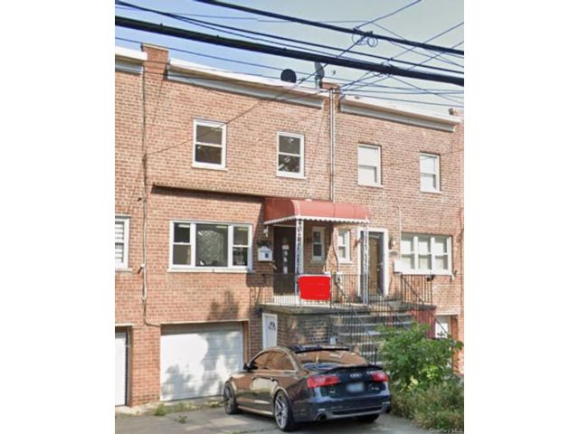  3 BR,  2.00 BTH &nbsp;House style home in Parkchester