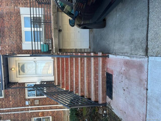  2 BR,  2.00 BTH &nbsp;House style home in Bayside