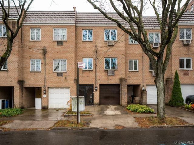  4 BR,  4.00 BTH &nbsp;Split level style home in Kingsbridge