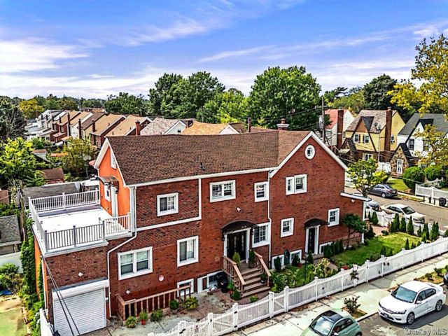 11 BR,  5.00 BTH &nbsp;House style home in Cambria Heights