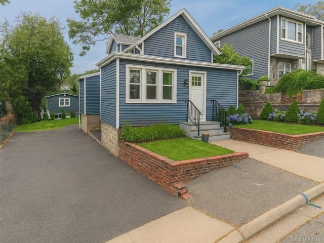  2 BR,  1.00 BTH &nbsp;Cape cod style home in Glenwood Landing