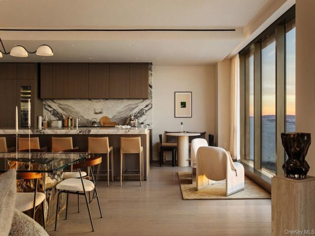  3 BR,  4.00 BTH &nbsp;Condo style home in New York (manhattan)