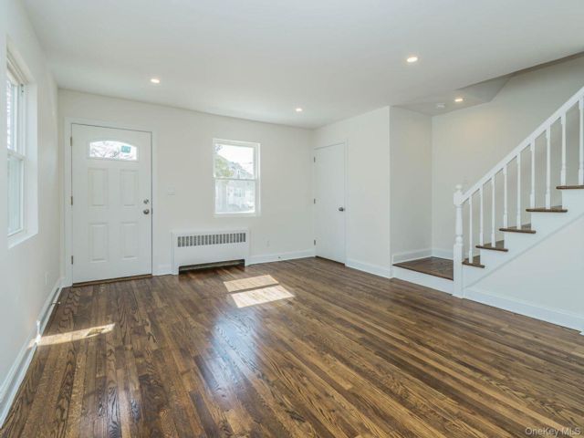  3 BR,  2.00 BTH &nbsp;House style home in Roslyn Heights