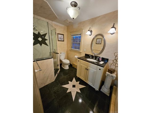  3 BR,  2.00 BTH &nbsp;Colonial style home in Roslyn Heights