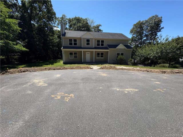 10 BR,  3.00 BTH &nbsp;Colonial style home in Port Jefferson Station