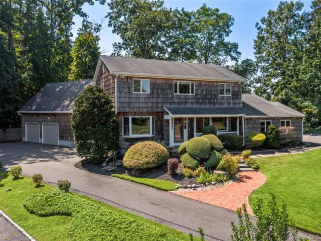  5 BR,  5.00 BTH &nbsp;Colonial style home in Setauket