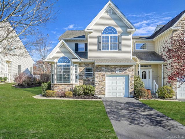  3 BR,  3.00 BTH &nbsp;Condo style home in Kings Park