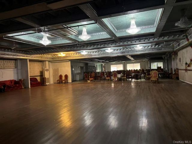 Studio,  0.00 BTH &nbsp;Commercial style home in Flushing