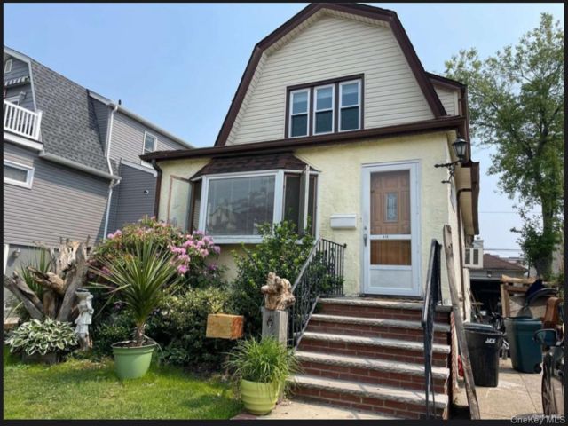  3 BR,  1.00 BTH &nbsp;Colonial style home in Long Beach