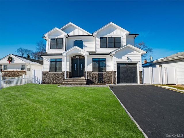  5 BR,  3.00 BTH &nbsp;Colonial style home in Bellmore