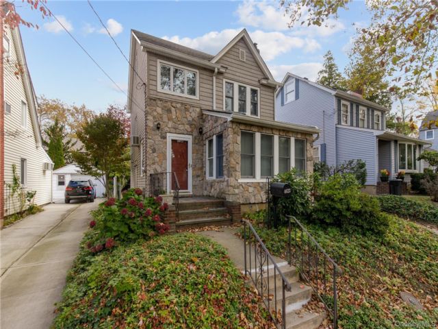  3 BR,  1.00 BTH &nbsp;Colonial style home in Great Neck