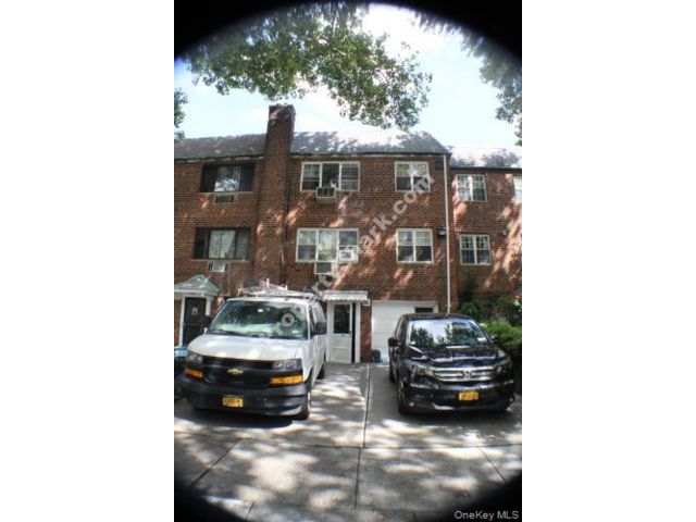  6 BR,  3.00 BTH &nbsp;Colonial style home in Astoria