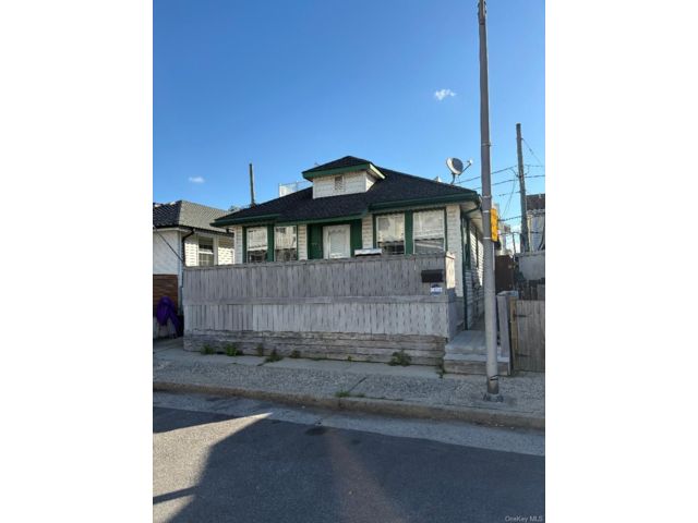  3 BR,  1.00 BTH &nbsp;Bungalow style home in Long Beach