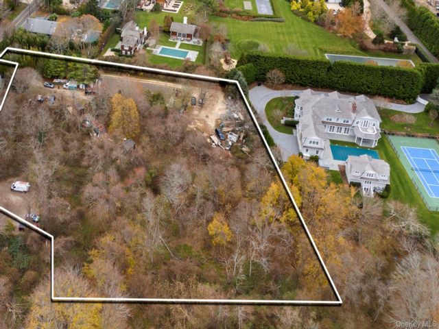 Lot <b>Size:</b>  &nbsp;House style home in Bridgehampton