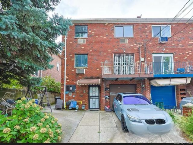  8 BR,  5.00 BTH &nbsp;House style home in Throggs Neck