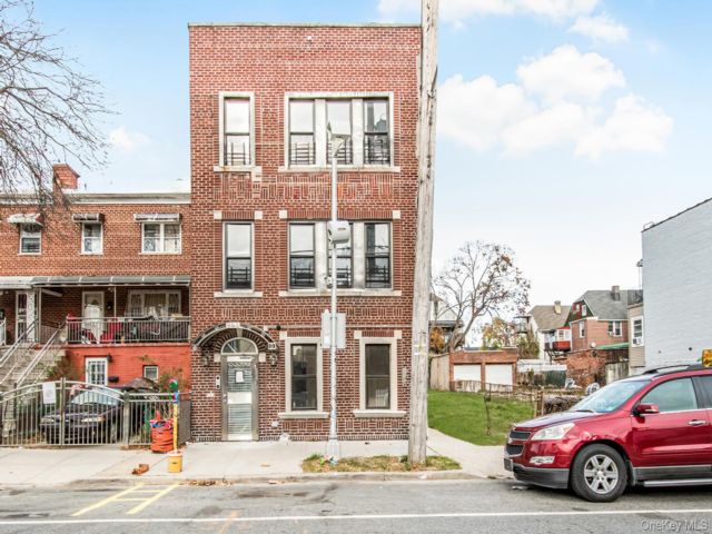  8 BR,  5.00 BTH &nbsp;House style home in Wakefield