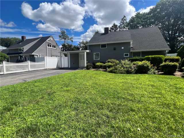  3 BR,  2.00 BTH &nbsp;Exp ranch style home in Hicksville