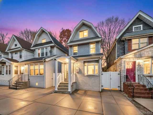  4 BR,  2.00 BTH &nbsp;A-frame style home in Woodhaven