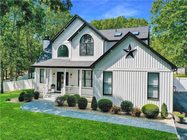  5 BR,  4.00 BTH &nbsp;Colonial style home in Miller Place