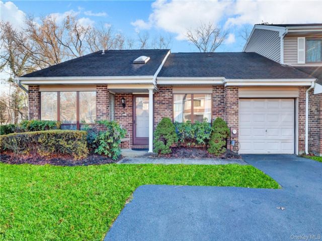  2 BR,  2.00 BTH &nbsp;Condo style home in Smithtown