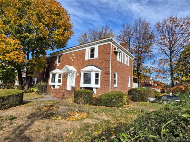  4 BR,  4.00 BTH &nbsp;Colonial style home in Jamaica Estates
