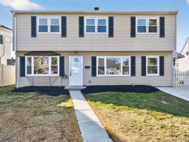  7 BR,  2.00 BTH &nbsp;Colonial style home in Levittown