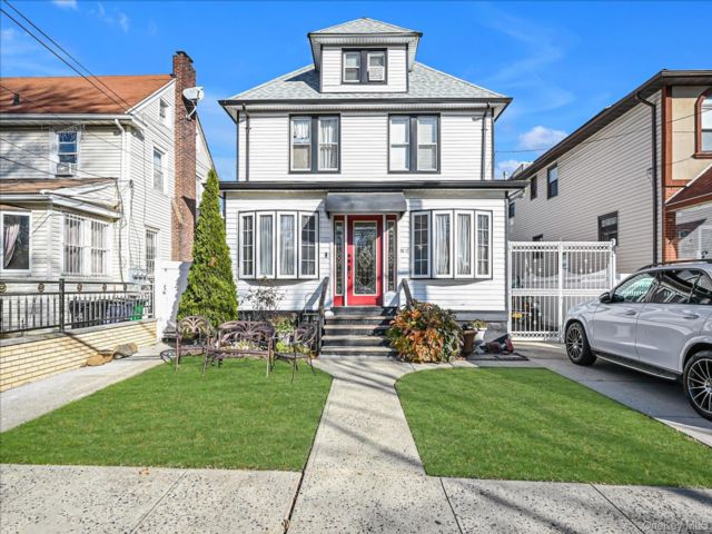  3 BR,  4.00 BTH &nbsp;Colonial style home in Hollis