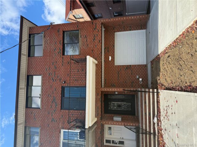  7 BR,  5.00 BTH &nbsp;House style home in Flushing