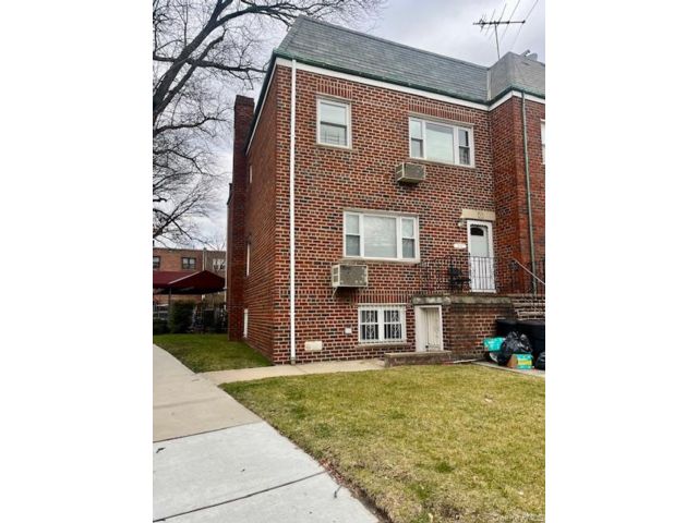  4 BR,  2.00 BTH &nbsp;Colonial style home in Rego Park