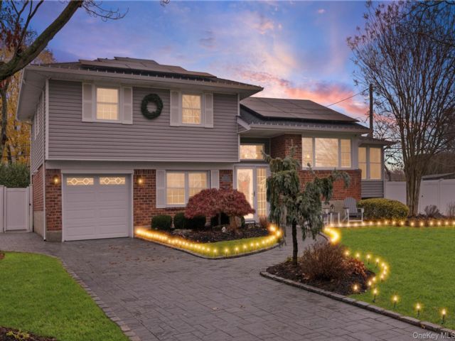  3 BR,  2.00 BTH &nbsp;Split ranch style home in East Islip