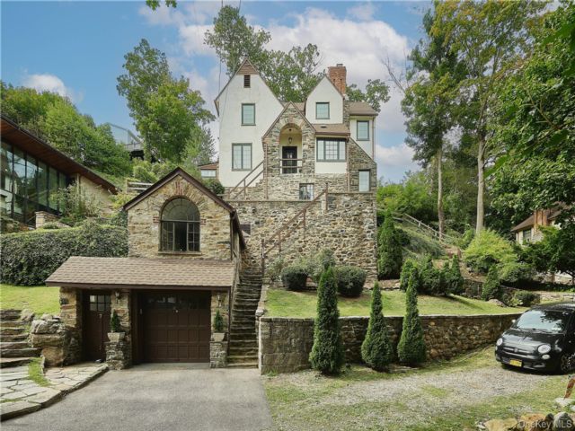  3 BR,  4.00 BTH &nbsp;Colonial style home in Yonkers