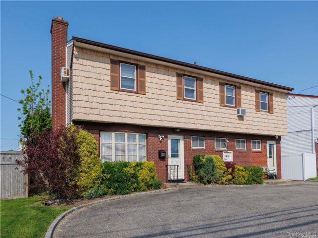  4 BR,  2.00 BTH &nbsp;Colonial style home in Oceanside